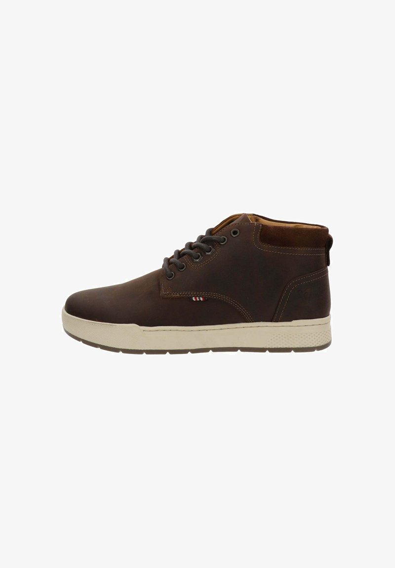 Scarpe alte in pelle marrone con suole in gomma beige, punta rotonda e design con lacci. Presentano una texture cucita e un piccolo emblema sul lato.