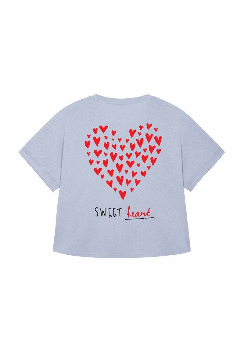 Gaiši zils īsām piedurknēm T-krekls ar lielu sarkanu sirdi, kas izveidota no mazām sirdīm, un melnā fontā zem tā ir uzraksts "SWEET heart".