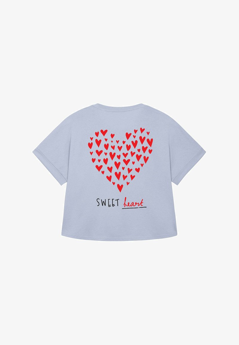 Šviesiai mėlynas trumpas rankovės marškinėliai su dideliu raudonu širdies simboliu, sudarytu iš mažesnių širdelių, ir tekstu "SWEET heart" juodu šriftu apačioje.