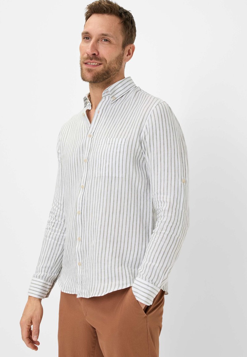 Camicia button-up bianca con sottili righe verticali grigio chiaro, dotata di colletto a punta, taschino sul petto e maniche lunghe con polsini.
