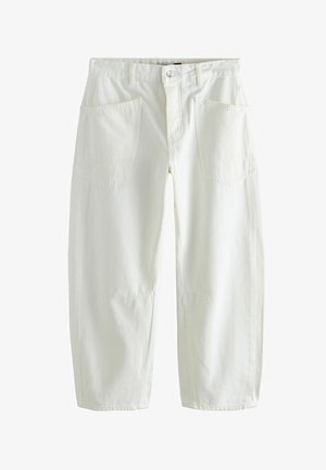 Krémfehér egyenes szárú nadrág, magas derékkal, elöl gombos és cipzáras záródással, nagy elülső tapasztott zsebekkel.