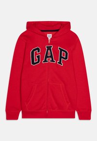 Roter Reißverschluss-Hoodie aus weichem Stoff mit großem schwarzem "GAP"-Logo auf der Vorderseite, verfügt über zwei seitliche Taschen und eine Kapuze mit Kordelzug.