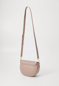 Borsa a tracolla finta pelle di colore rosa chiaro, con una forma curva, pannello frontale testurizzato, tracolla regolabile e dettagli in metallo dorato.