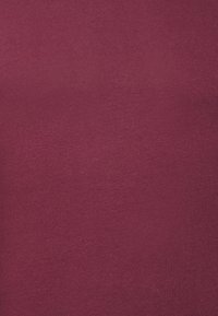 Tejido de algodón burdeos con una textura suave; superficie plana y uniforme sin patrones o acentos visibles. Adecuado para diversas prendas.