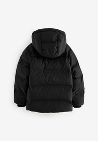 Chaqueta de plumas negra con capucha, que presenta un diseño acolchado, puños acanalados y una textura suave. La vista trasera muestra una distribución uniforme del acolchado.