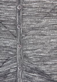 Grauer Strickcardigan mit fünf runden Knöpfen, aus einem strukturierten Stoff mit einem melierten Muster und subtiler Helligkeit.