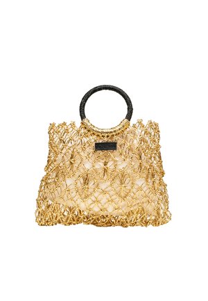 Borsa intrecciata in rete dorata con manici rotondi neri e pochette interna beige visibile attraverso la rete.