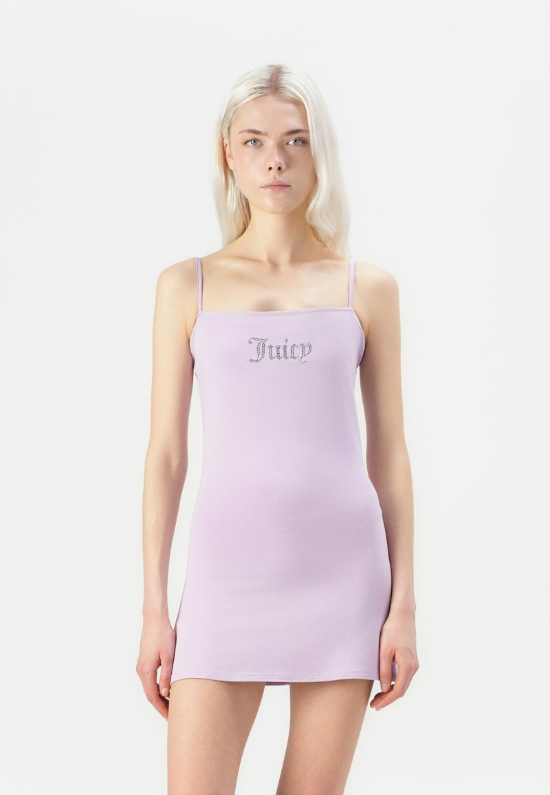 Lila mini haljina s tankim naramenicama, s "Juicy" logotipom ukrašenim rhinestones na prednjoj strani. Glatka, rastezljiva tekstura tkanine.