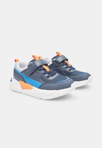 Sinine ja tumesinine spordijalats, hall võrkmaterjal üleosa, oranžid detailid, Velcro rihm ja tekstureeritud valge talla.