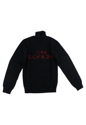 Schwarzer Rollkragenpullover aus weichem Stoff, mit "JOHN RICHMOND" in roten Strasssteinen auf der Brust. Regulär geschnitten, lange Ärmel.