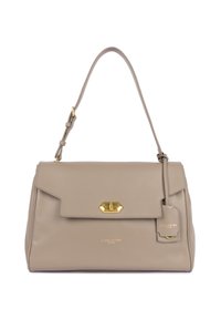 Sac à main en cuir beige avec une forme structurée, accents en métal doré, rabat pliable et une étiquette amovible portant la marque "Lancaster."