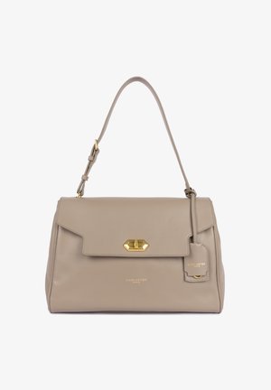 Sac à main en cuir beige avec une forme structurée, accents en métal doré, rabat pliable et une étiquette amovible portant la marque "Lancaster."