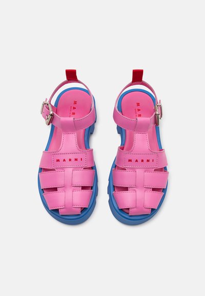 Rosa lær sandaler med blå gummi såle, med et stroppedesign, spænde lukning og rød logo detalje på indersiden.