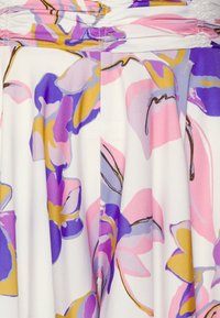 Ziedu kleita ar baltu audumu, kurā ir lieli purpursarkani, rozā un dzelteni ziedu raksti, elastīga savilkšana augšpusē, gluda tekstūra.