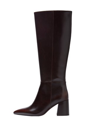 Botte haute en cuir marron foncé avec bout pointu et talon bloc, tournée vers la gauche sur fond blanc.