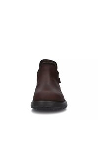 Scarpa slip-on in pelle marrone con punta arrotondata, suola in gomma nera texturizzata e cuciture decorative nella parte superiore.