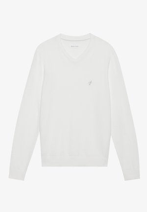 Biały sweter z dekoltem w serek wykonany z miękkiego materiału, z długimi rękawami i małym haftowanym logo na lewej piersi. Gładka tekstura, klasyczny design.