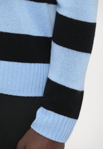 Pull en laine tricoté à rayures horizontales bleu clair et noir. Comprend des poignets côtelés et une texture douce, présentant un design décontracté.