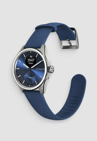 Runde Smartwatch mit blauem Gummiband. Metallisches silbernes Gehäuse. Blauer Ziffernblatt mit Schrittzählung und zwei Unterziffernblättern. Einfaches Design, klare Markierungen.