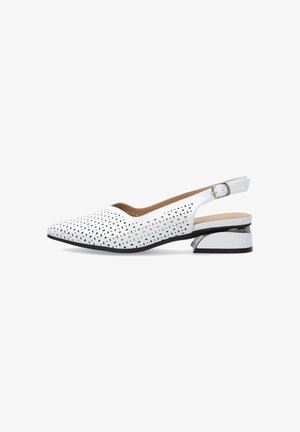 Hvid læder slingback sko med perforeret mønster, spids tå, lav blokhæle og justerbar spænde rem.