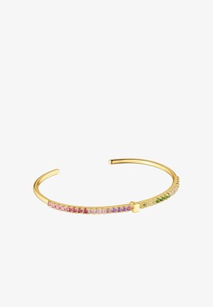 Pulsera de brazalete abierta de oro con una fila de pequeñas gemas multicolores y un pequeño adorno de flor dorada en el centro.