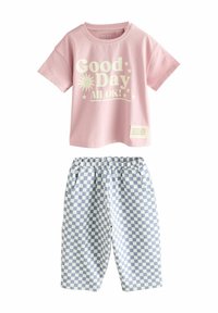 T-shirt rose avec l'impression "Bonne journée ! Tout va bien !" et une étiquette blanche, associée à un short à imprimé vichy bleu et blanc. Matériel en coton doux.
