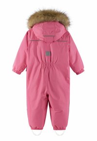 Roze waterdichte eendelige sneeuwoverall met een faux fur gevoerde capuchon, elastische manchetten en een verstelbare taille voor een perfecte pasvorm.