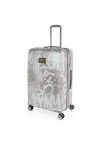 Maleta rígida en plata con un patrón de graffiti blanco. Cuenta con un mango retráctil y cuatro ruedas giratorias para una fácil maniobrabilidad.