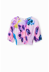Zkrácená blůza s elastickým pasem a nadýchanými rukávy, zdobená živými abstraktními květinovými vzory v odstínech růžové, fialové, modré a žluté.