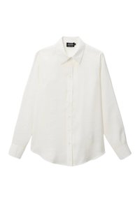 Chemise blanche à manches longues avec un col classique, fermeture boutonnée à l'avant et ourlet légèrement arrondi. Fabriquée en tissu léger avec une texture lisse.