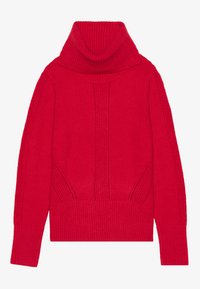 Pull à col roulé en tricot rouge, avec texture côtelée, épaulettes tombantes et détails de couture verticaux. Matière douce avec une coupe confortable.