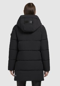 Fekete, kapucnis steppelt kabát vízszintes steppelt panelekből, bőr logóval a hátán és oldalsó zsebekkel.