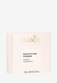 Boîte carrée, rose pâle avec une finition mate. Le texte doré indique "BABOR" et "POUDRE EMBELLISANTE", avec une étiquette blanche. Taille : 3,5 g / 0,12 oz.