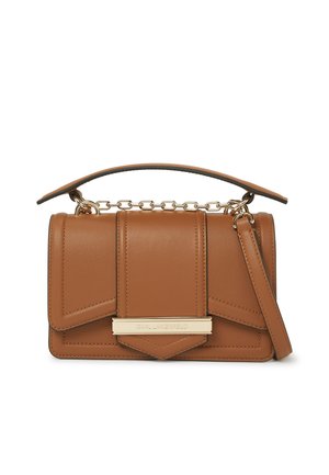 Bruine leren handtas met bovenhandvat, gouden kettinkdetail, afneembare schouderriem en gouden sluiting gegraveerd met merknaam.