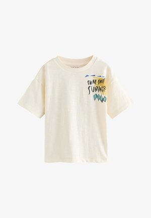 Kurzes, cremefarbenes T-Shirt aus weicher Baumwolle mit einem bunten Grafikdruck, der den Text "SNAP SNAP SUMMER" enthält.