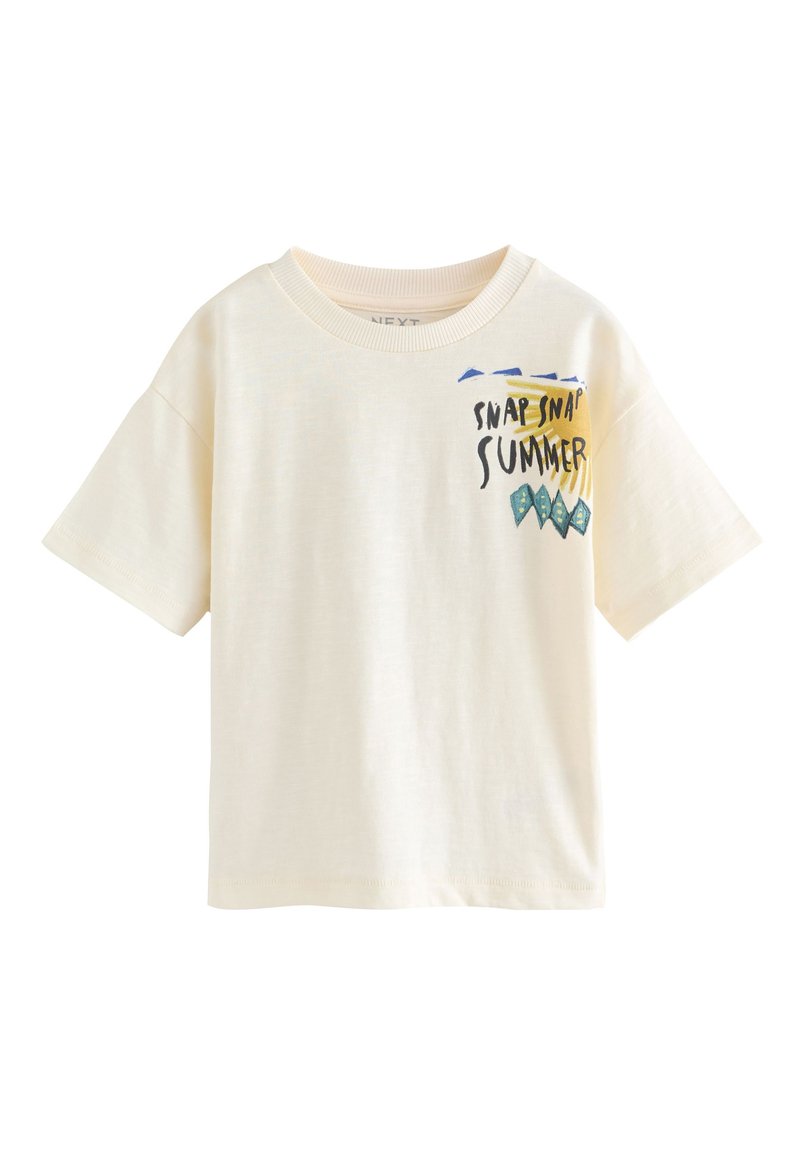 Cremefarbenes Baumwoll-T-Shirt mit kurzen Ärmeln, das auf der Vorderseite einen grafischen Druck in Blau und Gelb mit der Aufschrift "SNAP SNAP SUMMER" zeigt.