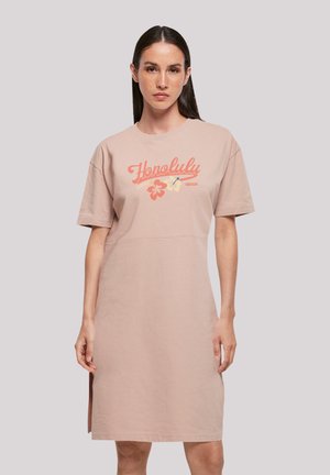Helles rosa Baumwollkleid mit kurzen Ärmeln, das den Text "Honolulu" und florale Grafiken zeigt. Taillierter Schnitt mit seitlichen Schlitzen für besseren Bewegungsfreiheit.