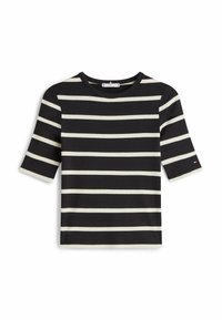 Camiseta de rayas negra y crema de canalé con escote redondo y mangas cortas. La textura de la tela es ligeramente elástica.