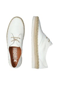 Chaussures blanches en cuir à bout rond, avec des coutures beige et des accents en style espadrille tissés le long de la semelle. Surface légèrement texturée.