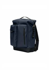 Zaino blu navale con design a risvolto, tasca frontale con zip, tasca laterale e spallacci regolabili. Realizzato in materiale resistente e impermeabile.