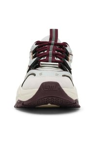 Sneaker con una parte superiore in mesh bianco, accenti bordeaux e grigi, lacci neri e una suola bordeaux texturizzata; presenta tre strisce sulla linguetta.