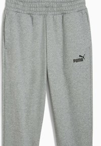 Grå træningsbukser lavet af blød stof, med elastisk talje, sidelommer og et lille sort Puma-logo på den nederste venstre ben.