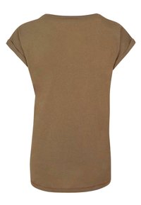 Brun kortärmad T-shirt med rund halsringning och lätt uppvikta ärmar. Mjuk tygkvalitet med slät textur och avslappnad passform.