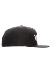 Gorra negra tipo snapback con visera plana, hecha de tela texturizada, con un logo bordado blanco en la parte delantera. Diseño simple y ajustable.