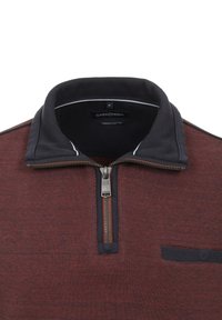 Roter und marineblauer Quarter-Zip-Pullover aus hochwertiger Baumwolle, mit einem strukturierten Muster, Reißverschluss und einer kleinen Brusttasche.