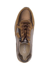 Bruine sneaker met een mix van soepel leer en mesh, voorzien van een gestructureerd oppervlak, veters en een zijrits voor gemakkelijke toegang.