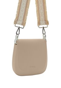 Borsa a tracolla beige con una texture liscia, angoli arrotondati e una tracolla regolabile in tessuto intrecciato con motivo a diamante e dettagli in frangia.