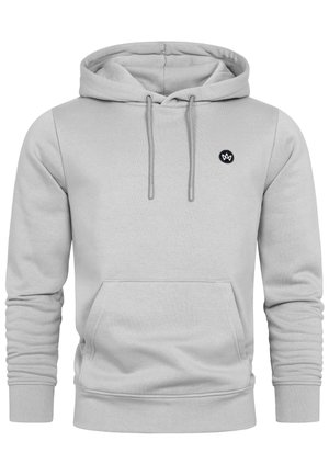 Hellgrauer Hoodie aus weichem Material mit Kängurutasche, verstellbarem Kordelzug und kleinem schwarzen Logo auf der Brust.