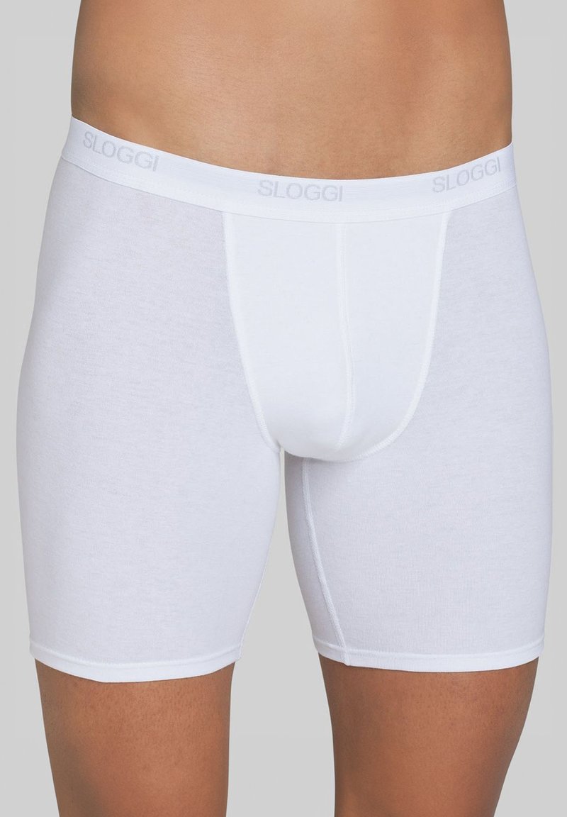 Boxer briefs Sloggi bianchi realizzati in tessuto morbido ed elasticizzato con una comoda cintura elastica. Il design presenta una parte anteriore senza cuciture e gambe corte.