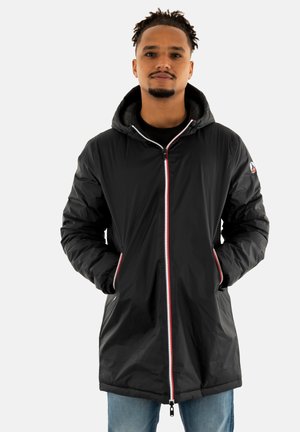 Veste à capuche noire avec une finition brillante, fermeture éclair à l'avant avec des accents rouges et blancs, poches latérales et une longueur légèrement plus longue.